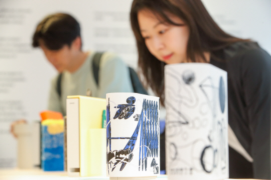 오는 6월 9일까지 서울시 마포구에 위치한 XXPRESS망원에서 진행하는 KT WiFi 6D 특별 팝업 전시에서 고객이 제품을 둘러보고 있다. KT 제공
